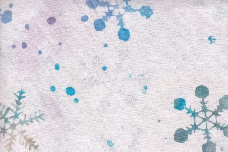 "Frost" svala toner i ljuslila och vitt i med snökristaller i flerfärgat tryck