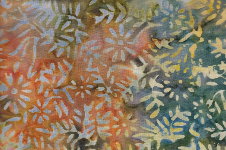 Orangegrönflammigt tyg med ljusgröna lövslingor