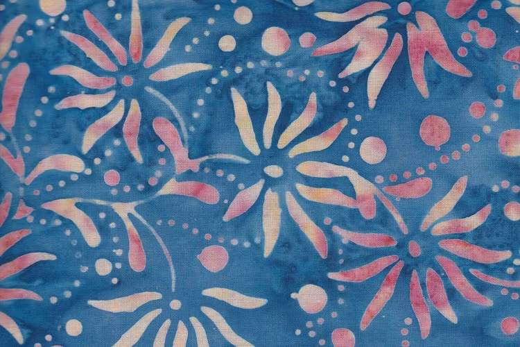 Blåmurrigt med ljusbeige-rosa underfundigt tryck