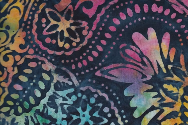 Starka färger, distinkt mönster, mörkblå botten