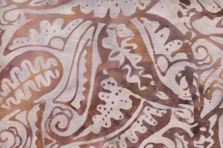 Gammaldags rejält med ljust mönster på rödbeige botten