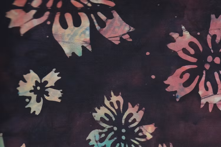 Aubergine-brunflammigt med turkos-rosa blommor