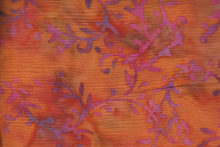 Kräppad viskos i varma somriga färger. Bredd 100 cm