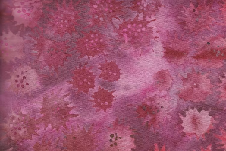 "Freaky Flower" i ceriserött och flera rödaktiga färger. 275 cm brett.