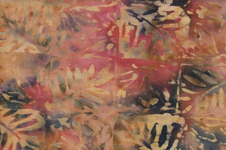 Beige och röd-lila och grönaktiga färger. Trikåtyg i 100% bomull. 135 cm brett