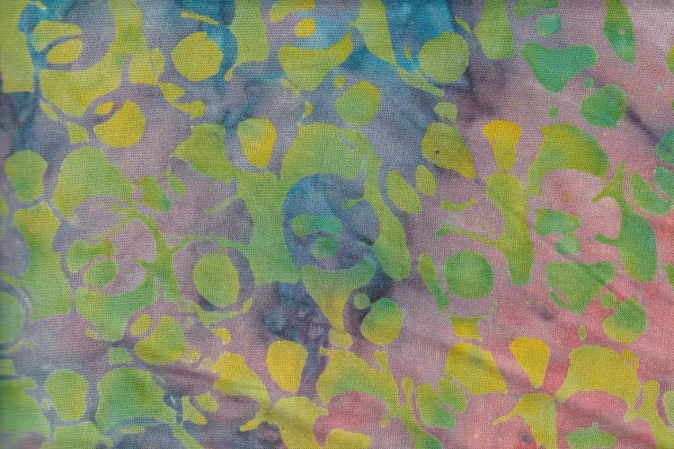 Flerfärgat med tonvikt på gröna nyanser. Trikåtyg bredd 140 cm
