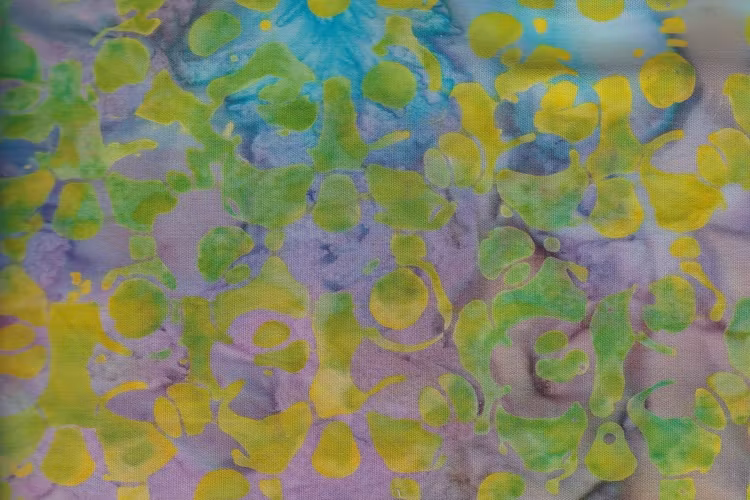 Flerfärgat med tonvikt på gröna nyanser. Bomullsbatik