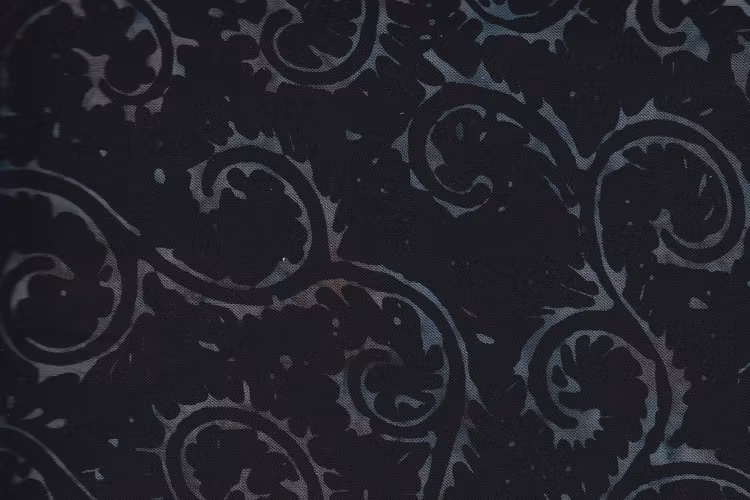 Svart med vindlande mönster. Viskotyg ca 130 cm brett
