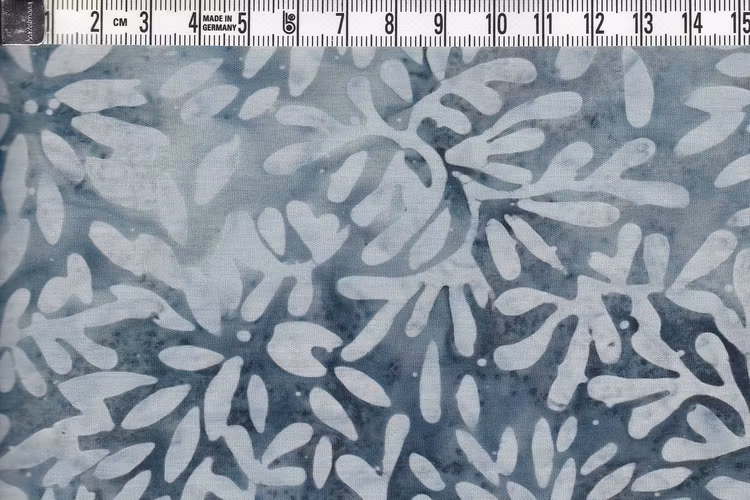 Gråblåmurrig bakgrund med ljusa lövruskor