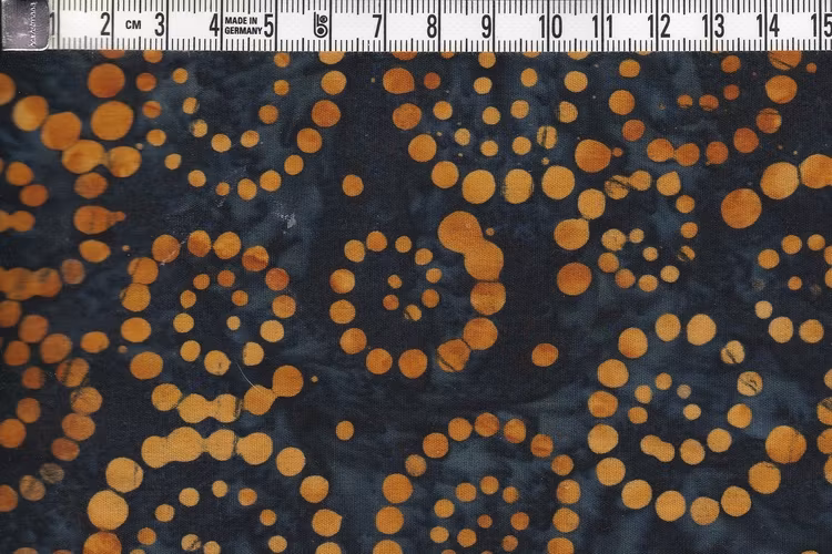 Brunorange mönster på blåsvartmurrig bakgrund. Bomullstyg