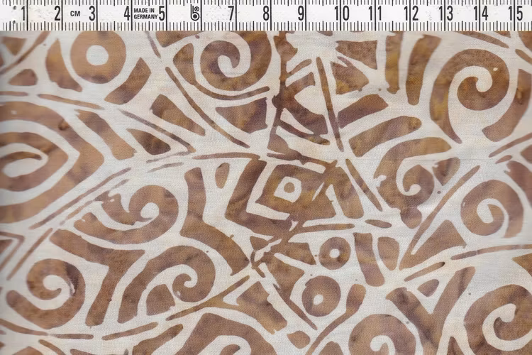 Ljusbeige med brunt mönster. Bomullstyg med batiktryck