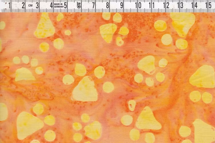 Tassavtryck i gult på orangeflammigt. Balibatik