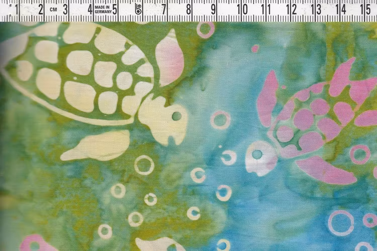 Rosa-grå-vita sköldpaddor simmar i flerfärgat hav