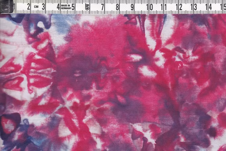 En explosion av färger. Melerat batiktyg i bomull