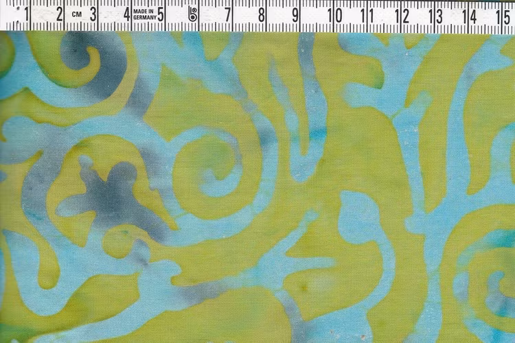 Grönflammigt med ljusblå-grå motiv. Batiktyg från Bali