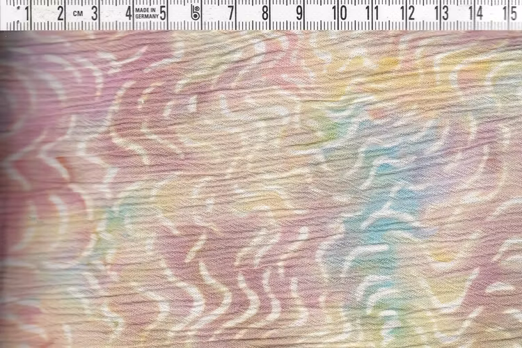 Behagligt ljusa pasteller med vita mönster. Kräppad viskos.