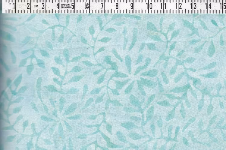 Gröna bladslingor på mintgrön bakgrund. Bomullstyg