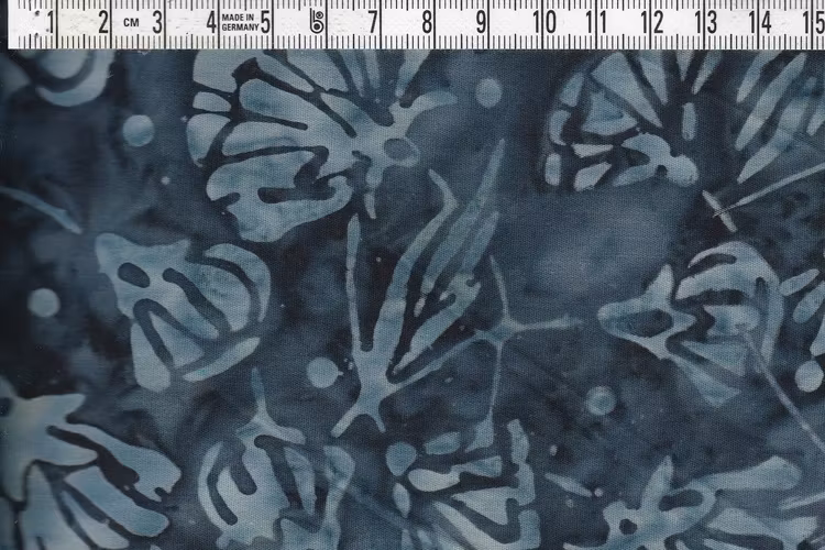 Mörkblått med ljusare mönster. Bomullstyg i genuin balibatik