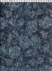 Mörkblått med ljusare mönster. Bomullstyg i genuin balibatik