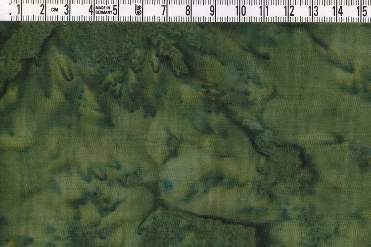 Ganska mörkt grönt melerat bomullstyg. 110 cm brett
