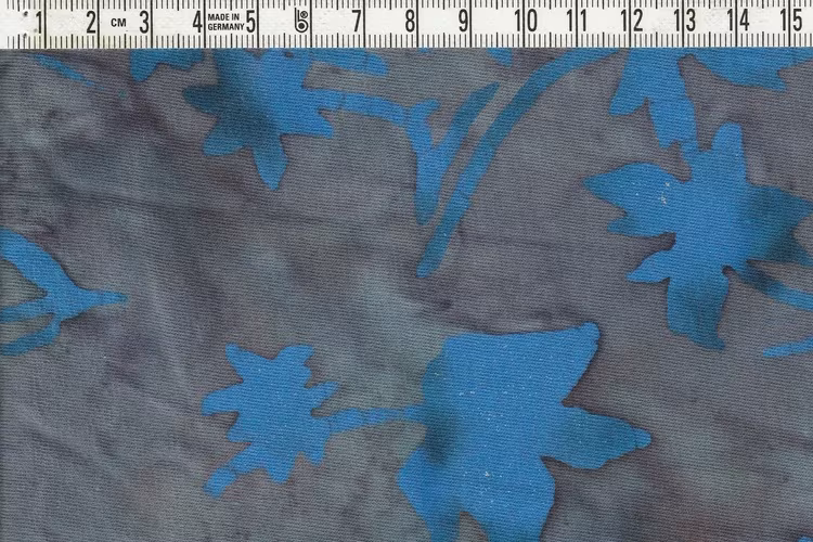 Blått motiv på gråflammig botten. 100% bomull. 170 cm brett