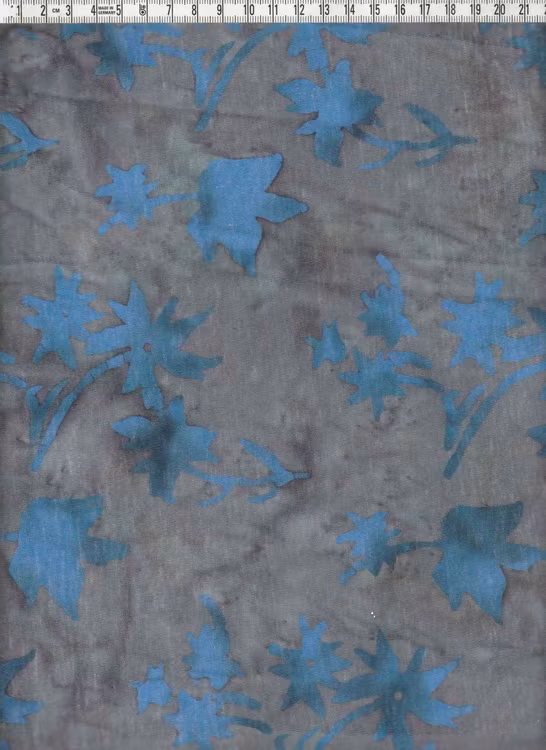 Blått motiv på gråflammig botten. 100% bomull. 170 cm brett