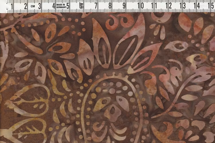 Brunt "paisliemotiv" på brun botten. Bomullsbatik från Bali