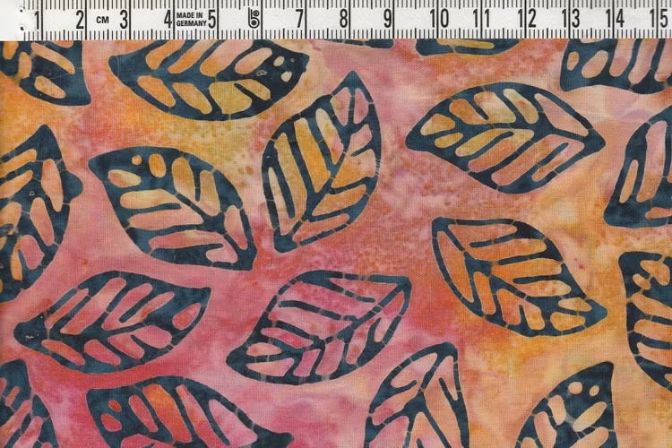 Stilrena löv på flerfärgad botten. Batik ca 110 cm bred