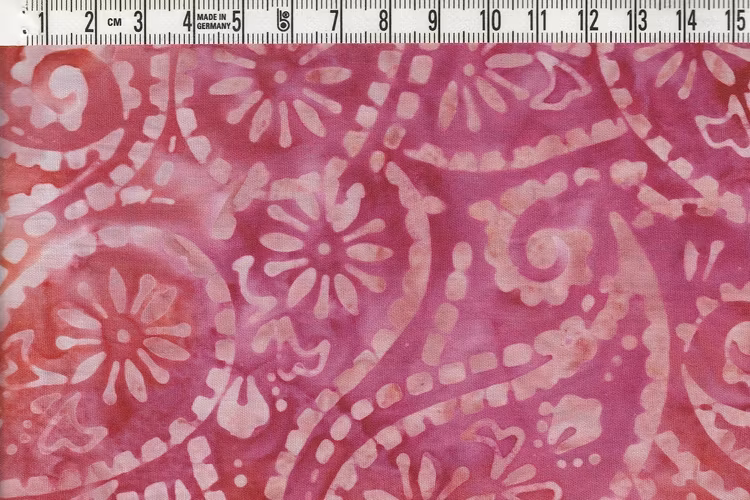 Ljusa ornament och cerise-orange botten. Batik ca 110 cm bred