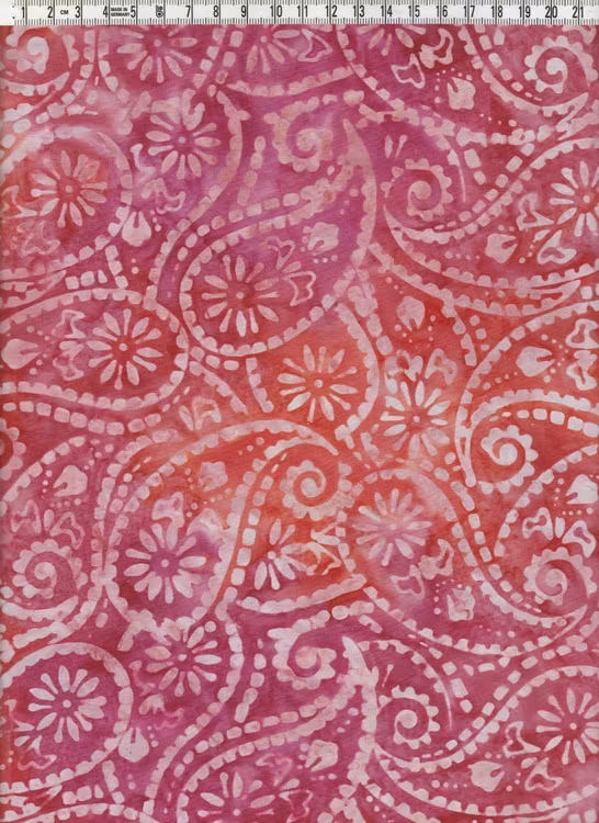 Ljusa ornament och cerise-orange botten. Batik ca 110 cm bred