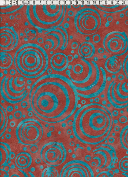 Gröna cirkelbågar på mustigt rödflammigt. Balibatik