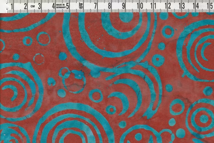 Gröna cirkelbågar på mustigt rödflammigt. Balibatik