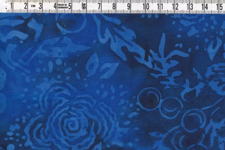 Mäktiga blå färger & "outstanding" mönster. Viskosbatik 130 cm