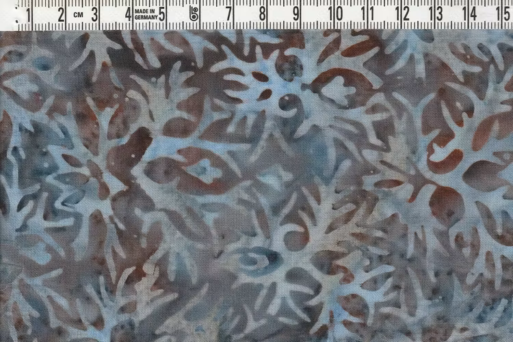 Murrigt flerfärgat viskostyg i lite dovare färger. Balibatik i viskos. Bredd 130 cm