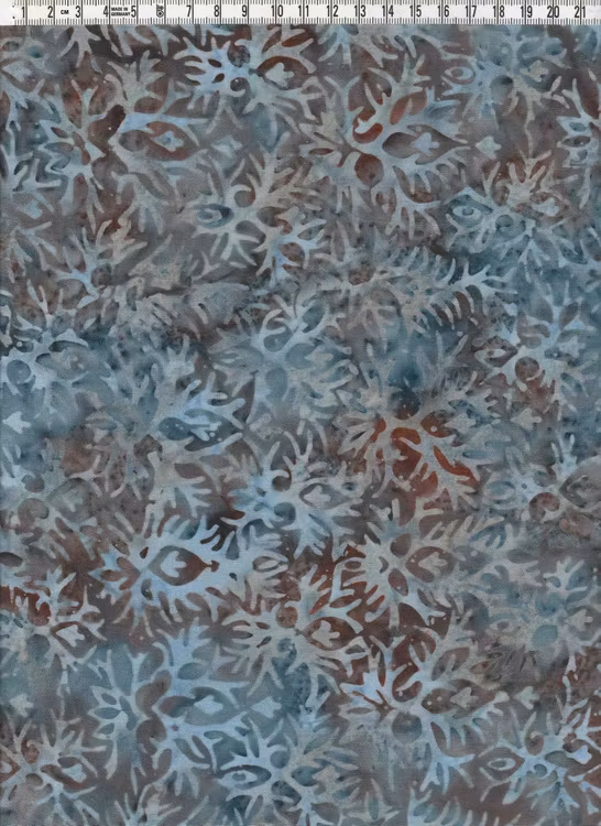 Murrigt flerfärgat viskostyg i lite dovare färger. Balibatik i viskos. Bredd 130 cm