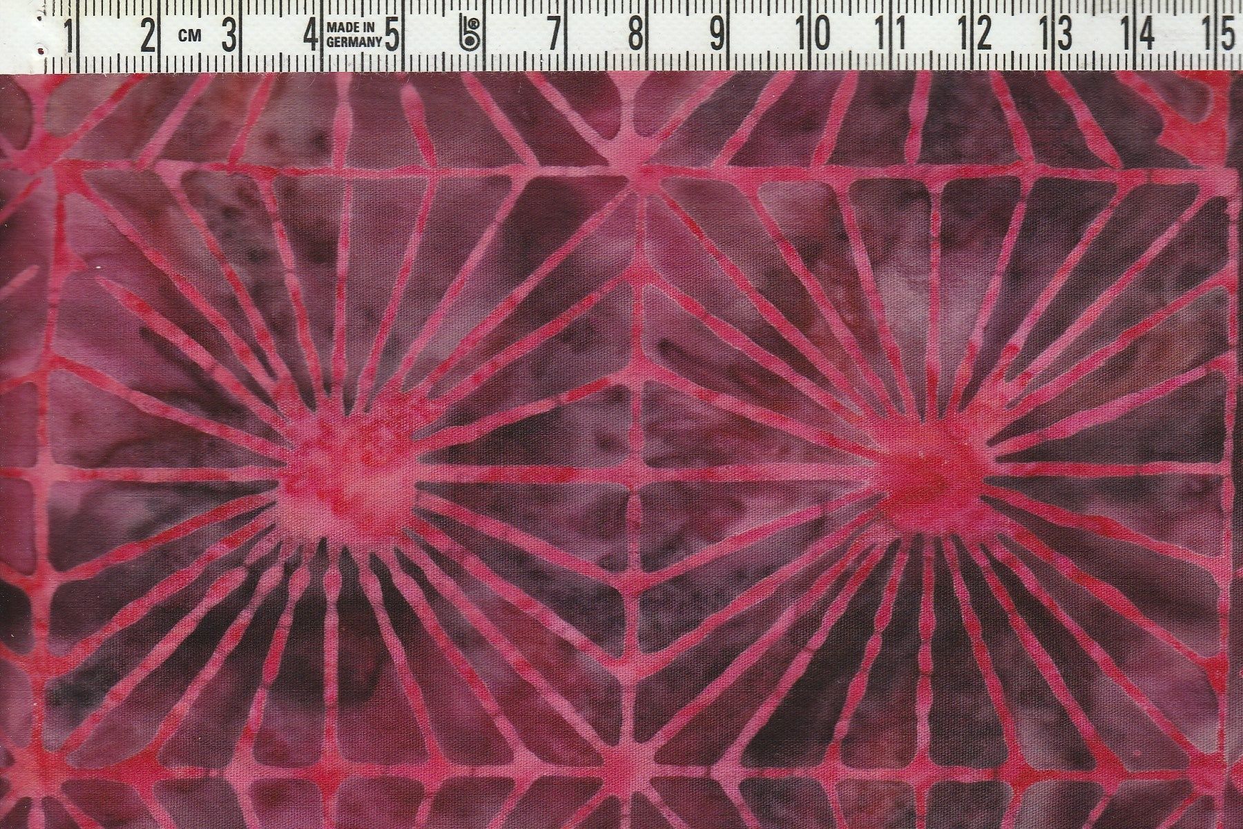 Ceriserött & rödrosa & mörka färger. Balibatik. 110 cm bred