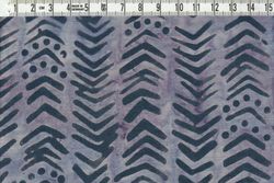 Mörkt blålila mönster på lila-violettflammig botten. Balibatik. 110 cm bred
