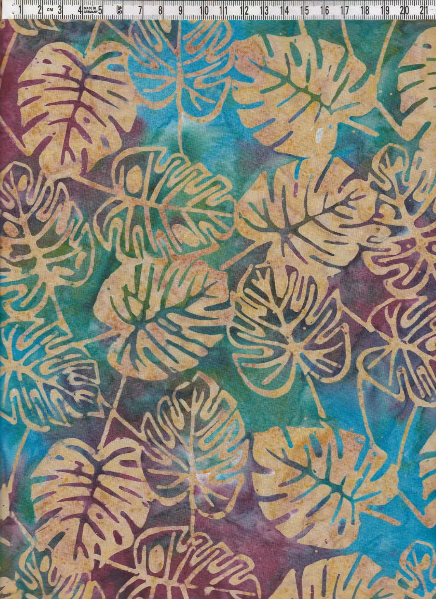 Stora blad på flerfärgad botten. Bomull 110 cm