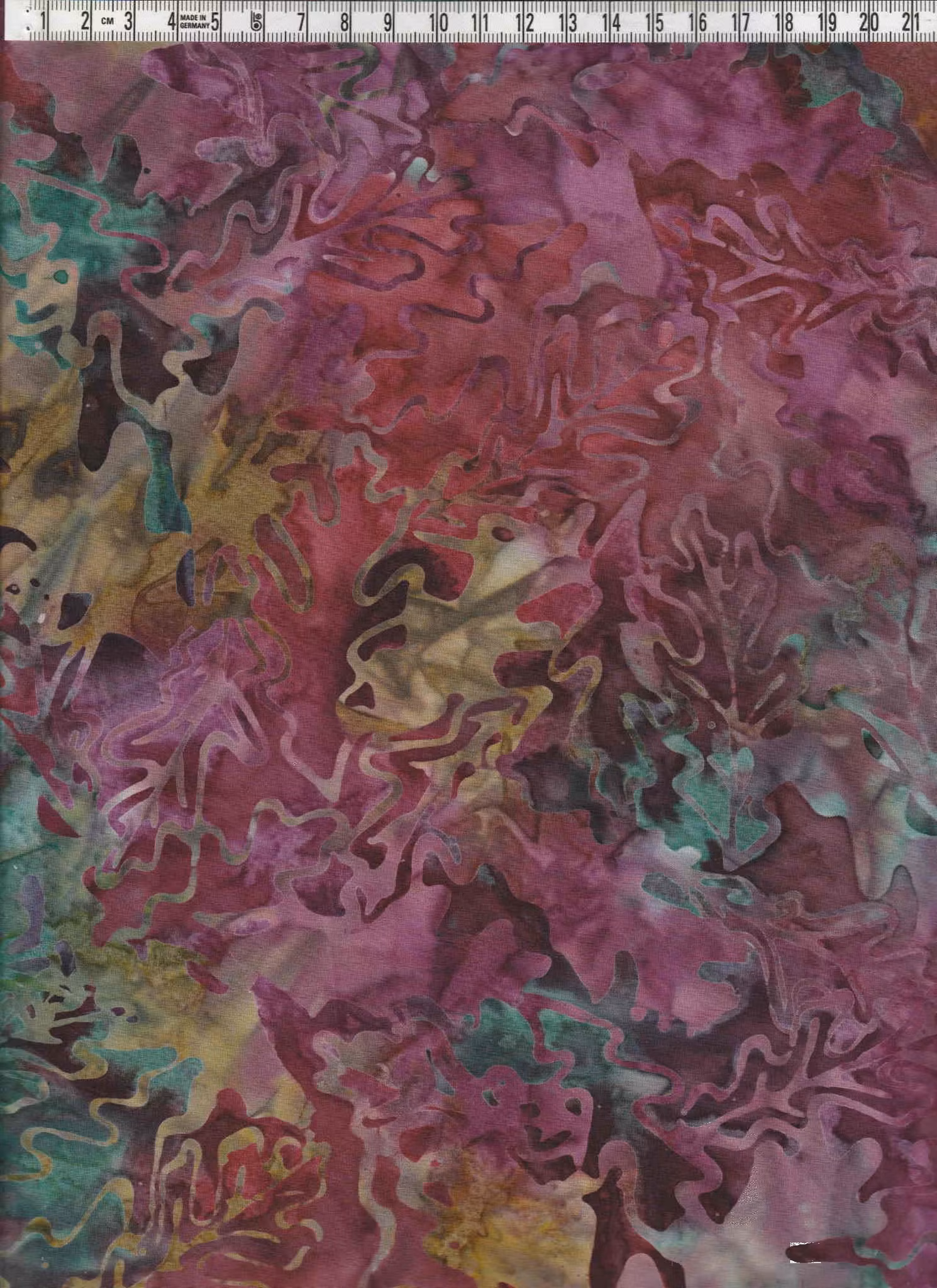 Löv på lila-grön-röd bakgrund. Bomull 110 cm