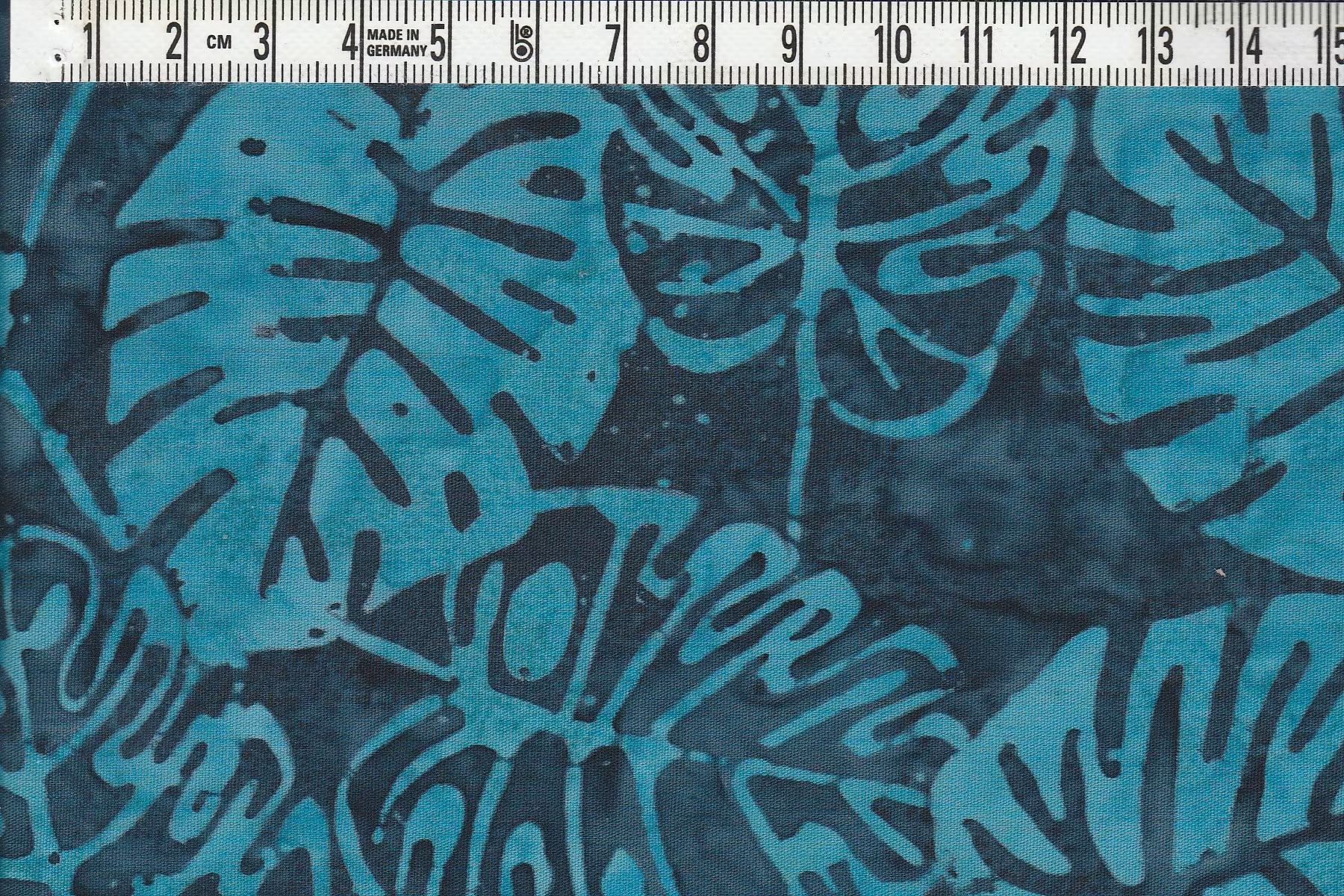 Blå monsterablad på mörkblå bakgrund. Bomullstyg 110 cm bred