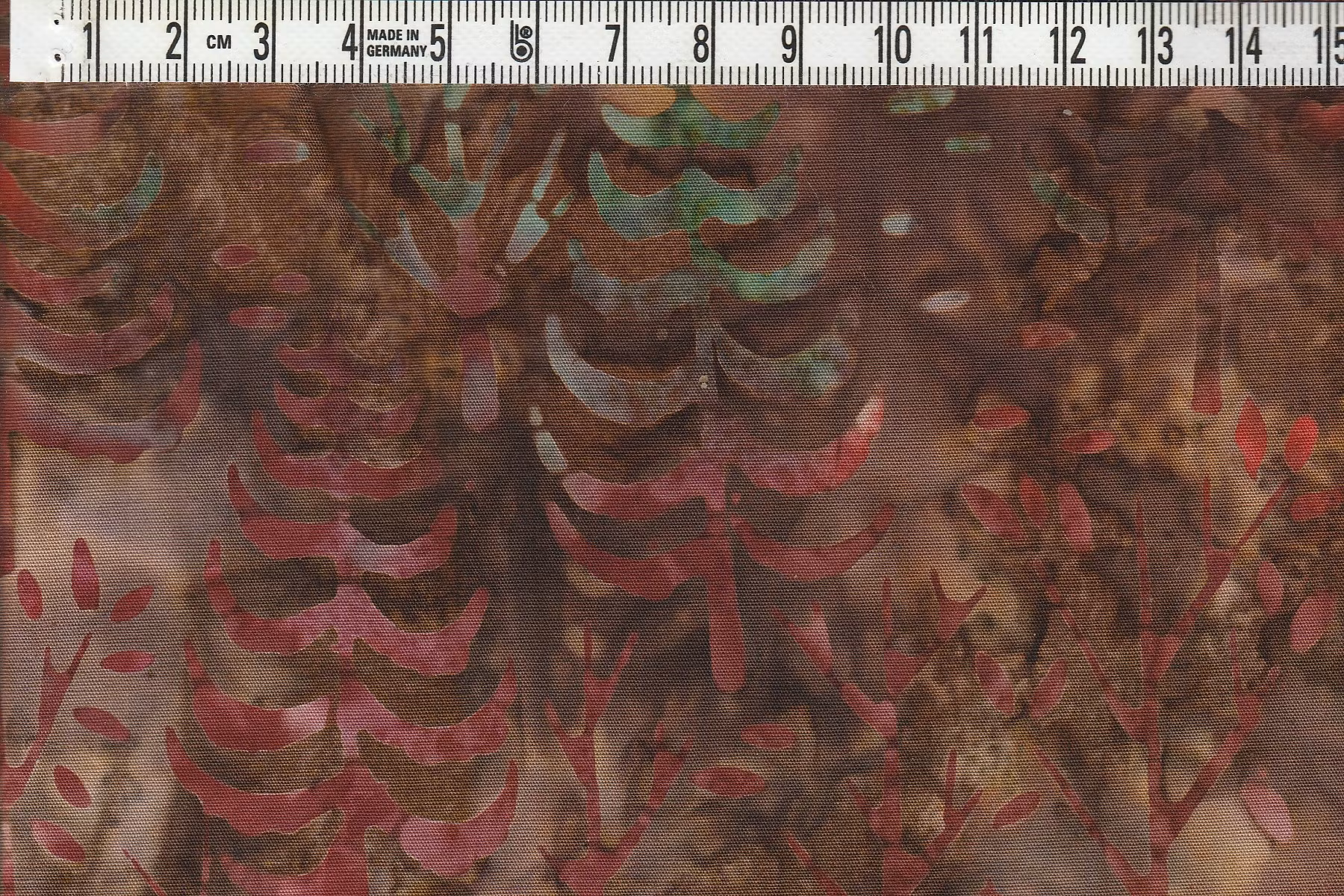 Ett "skogigt" tyg i mörka färger. Balibatik i bomull