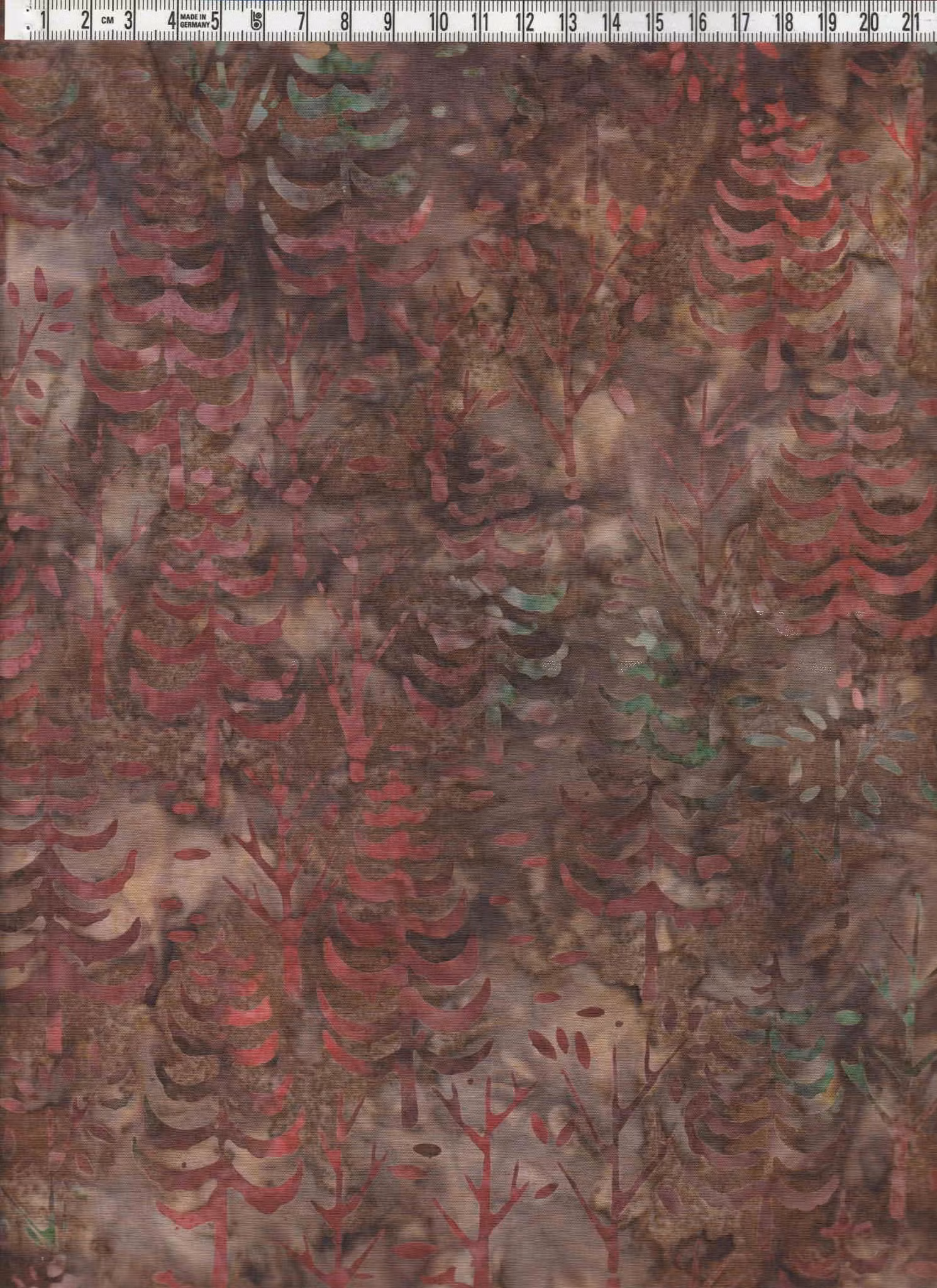 Ett "skogigt" tyg i mörka färger. Balibatik i bomull