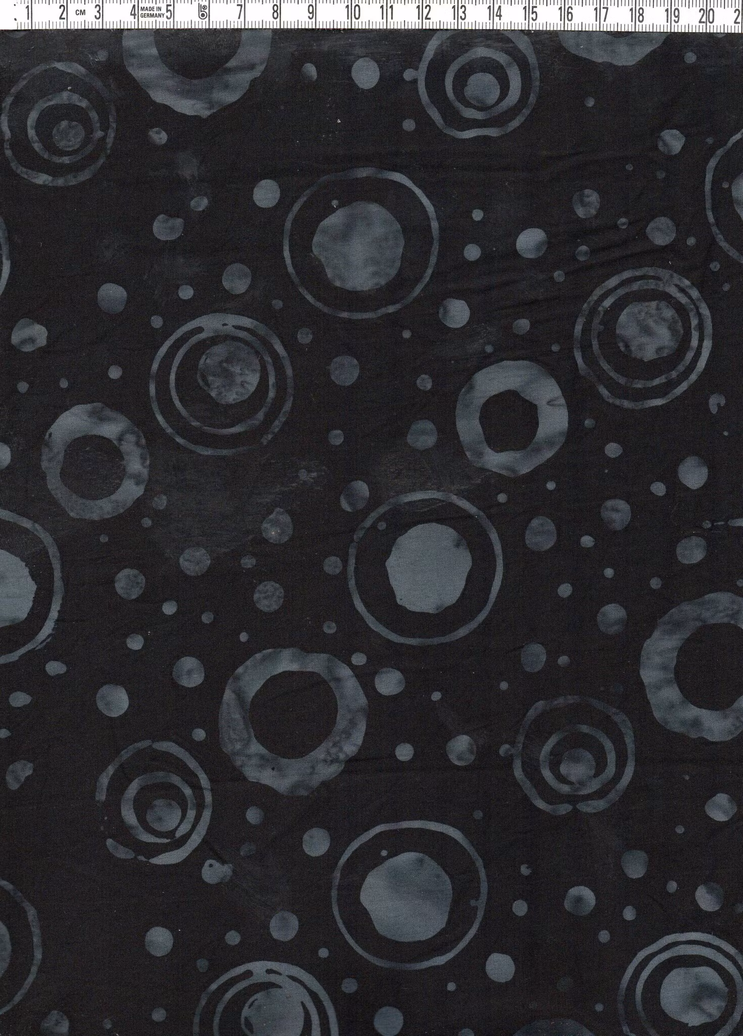 Gråa planeter i den djupa svarta rymden. Eller gråa ringar på svart om du vill