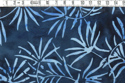 Mörkblå med bladmotiv i indigo – Batik Viskos 130 cm bred