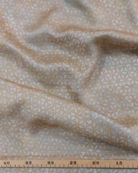 Diskret elegans med beige, vitt och lite, lite blågrå inslag