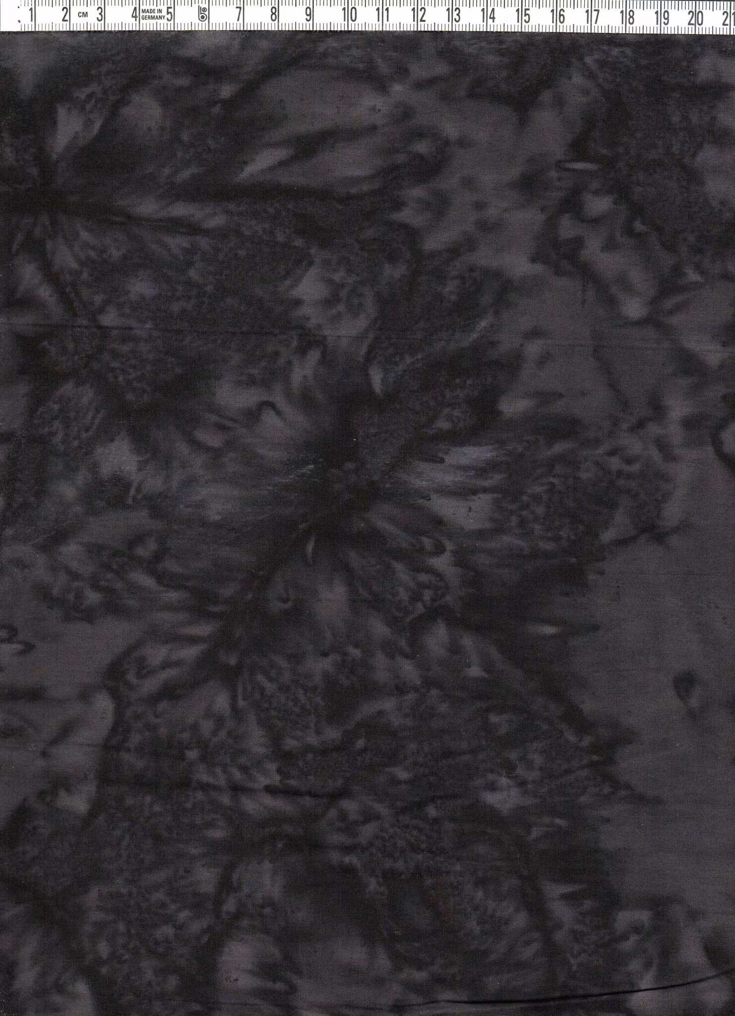 Mörkgrå melerad. Svag lila ton