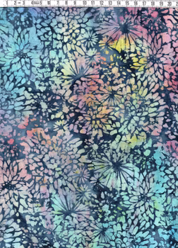 Blå med flerfärgat tryck. Blommor. 140 cm brett