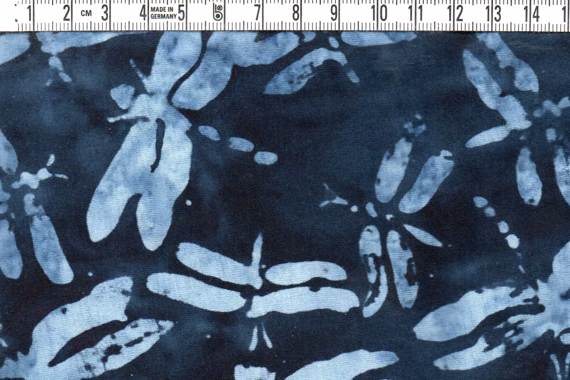 Äntligen tillbaks! Blå med ljusblå trollsländor. Bredd 140 cm