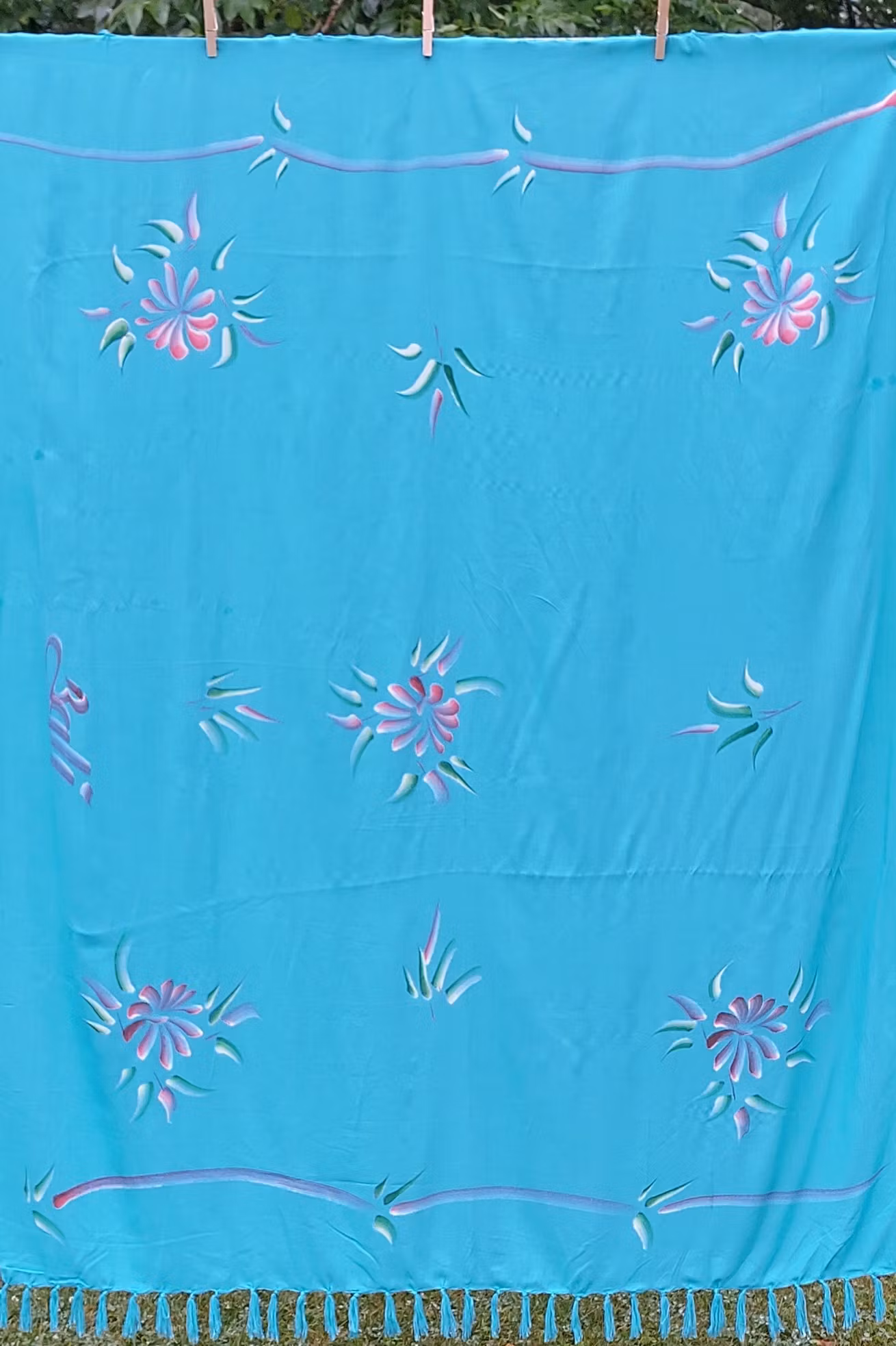 Sarong tryckt med handmålat utseende .  Mjuk tunn viskos