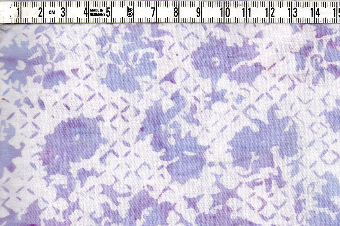 Krämigt, härligt i violett på ljusviolett. Bomull 110 cm.